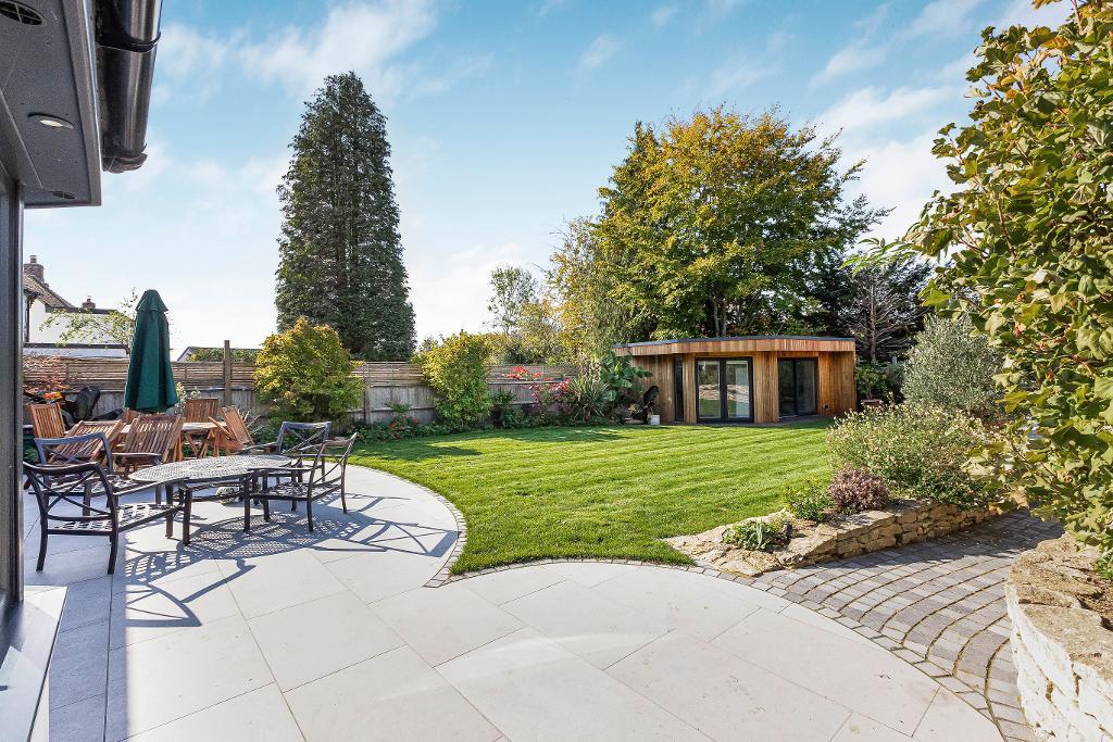 REAR GARDEN &amp; GARDEN ROOM