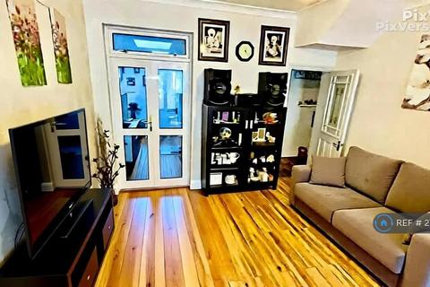 1 bedroom flat to rent, Rosslyn Road, Barking, IG11