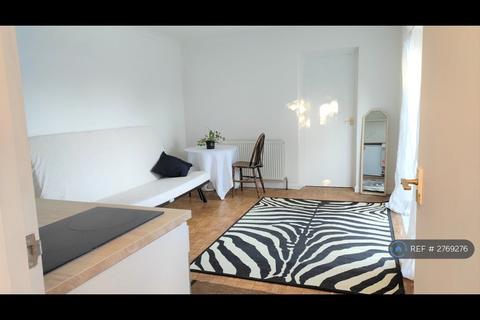 1 bedroom flat to rent, Footscray Road, London, SE9