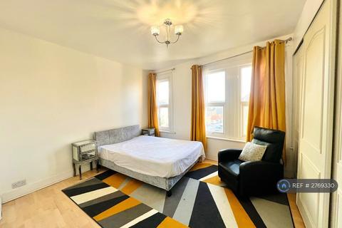 3 bedroom detached house to rent, Troughton Road, London, SE7
