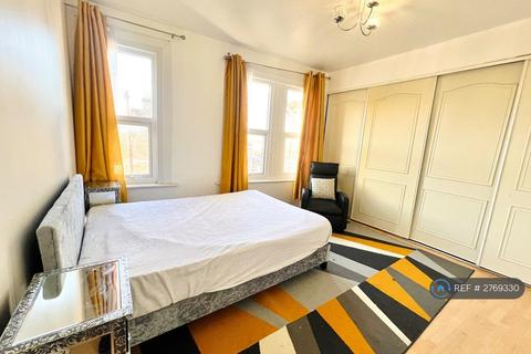 3 bedroom detached house to rent, Troughton Road, London, SE7
