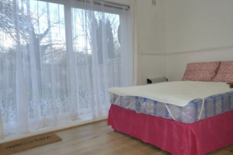 Studio to rent, Monks Park, Wembley HA9