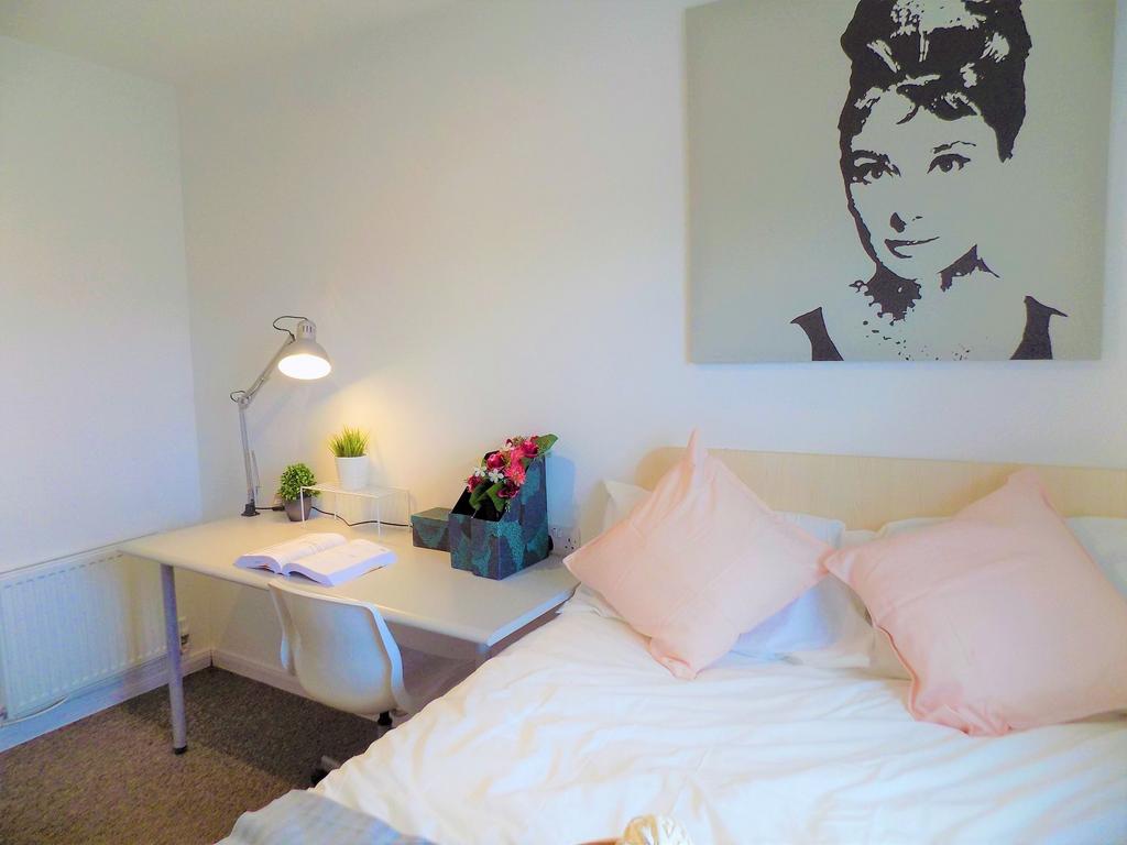 A cozy and well-decorated single bedroom featur...