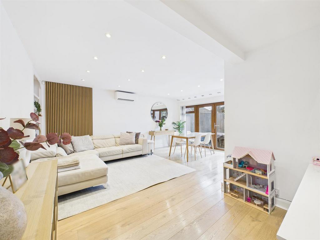 CAM02885 G0-PR0542-STILL011.jpg