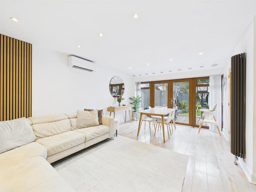 CAM02885 G0-PR0542-STILL012.jpg