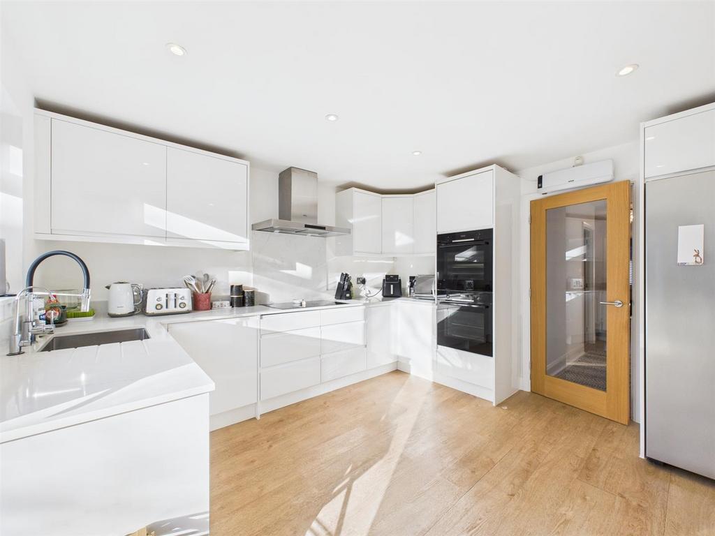 CAM02885 G0-PR0542-STILL015.jpg