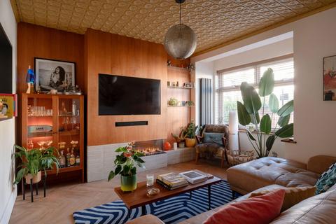 4 bedroom end of terrace house for sale, Cavendish Drive, London E11