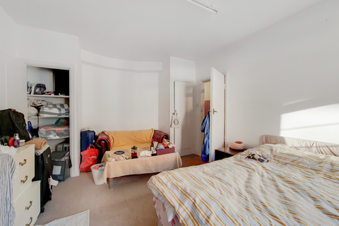 Studio to rent, Barons Court Road, London, W14