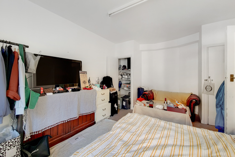 Studio to rent, Barons Court Road, London, W14