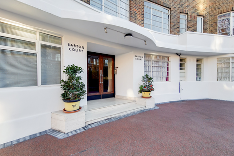 Studio to rent, Barons Court Road, London, W14