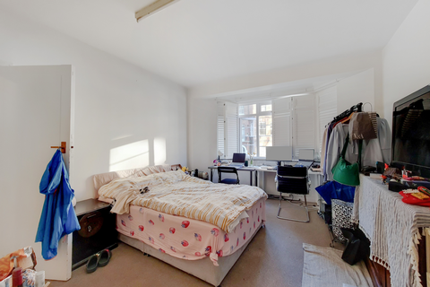 Studio to rent, Barons Court Road, London, W14