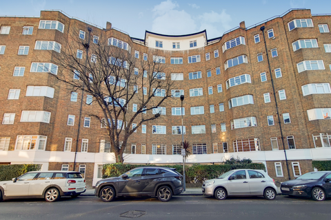 Studio to rent, Barons Court Road, London, W14