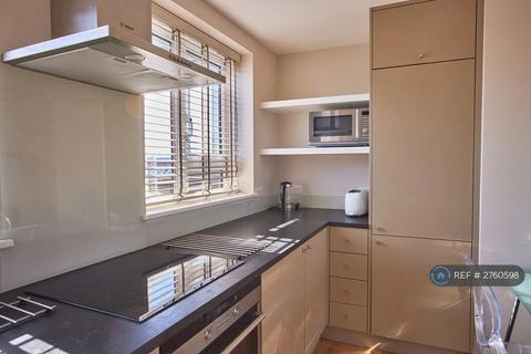Studio to rent, Rydal Water, London, NW1