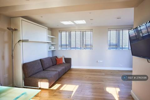 Studio to rent, Rydal Water, London, NW1