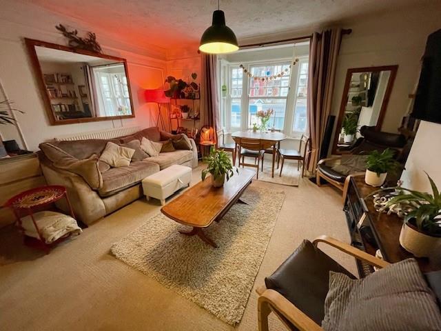 Lounge 1.jpg