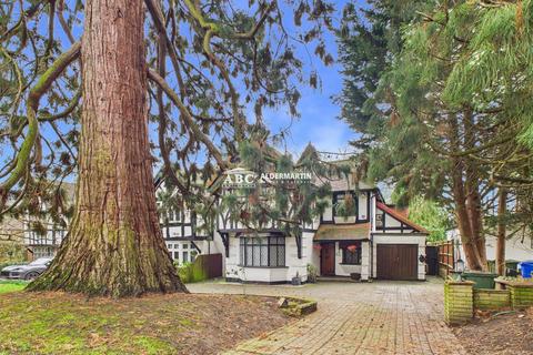 4 bedroom detached house to rent, Canons Drive, Edgware
