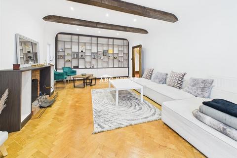 4 bedroom detached house to rent, Canons Drive, Edgware