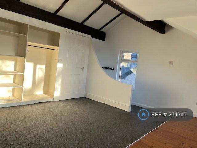 Large Attic Bedroom Pic 2