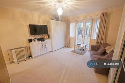 Studio to rent, Angel Lane, Hayes, UB3