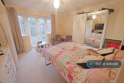 Studio to rent, Angel Lane, Hayes, UB3