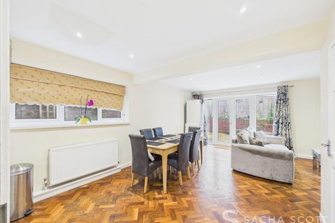 5 bedroom end of terrace house for sale, Harkness Close, Epsom, KT17