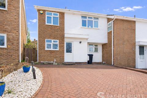 Harkness Close, Epsom, KT17