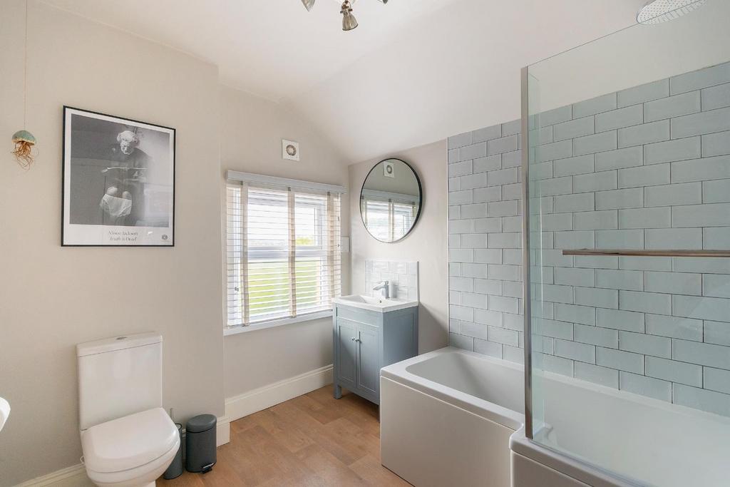 1 W8 VRBR - Bathroom B.jpg