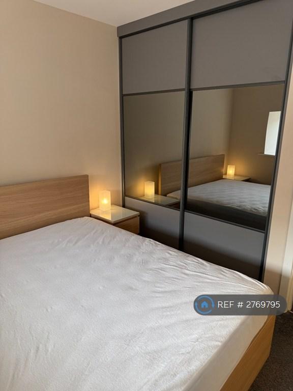Bedroom (King Size Bed)