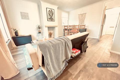 3 bedroom end of terrace house to rent, Stanbury Walk, Manchester, M40