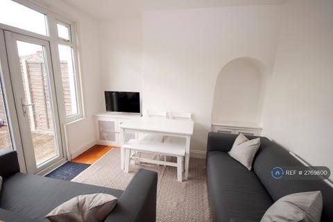 4 bedroom semi-detached house to rent, Dellfield Crescent, Uxbridge, UB8