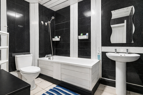 2 bedroom flat for sale, High Street, London SE25