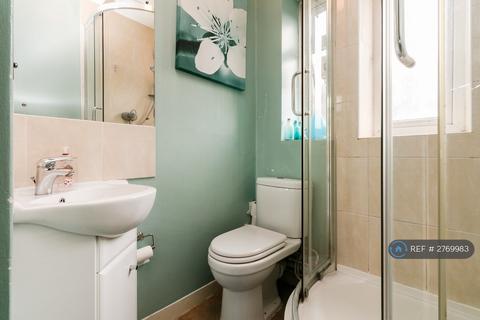 3 bedroom flat to rent, Selby House, London, SW4