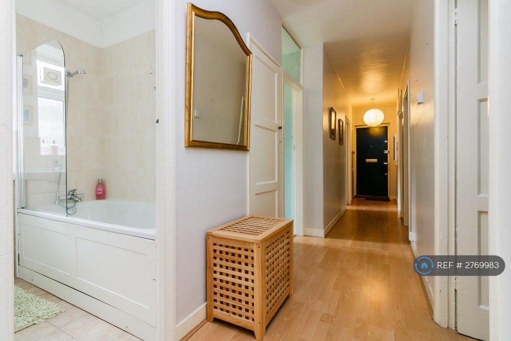 Bathroom 2/Hall