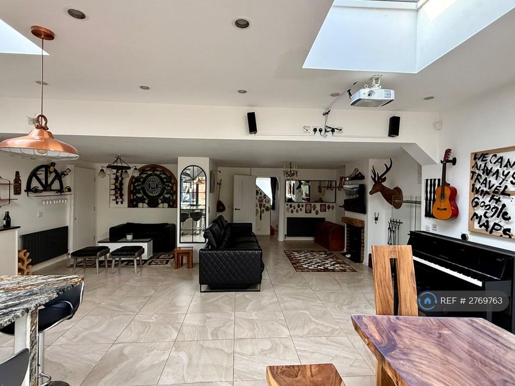 Livingroom (Shared)