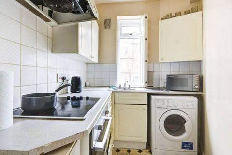 Studio to rent, Flat , Barton Court, Barons Court Road, London