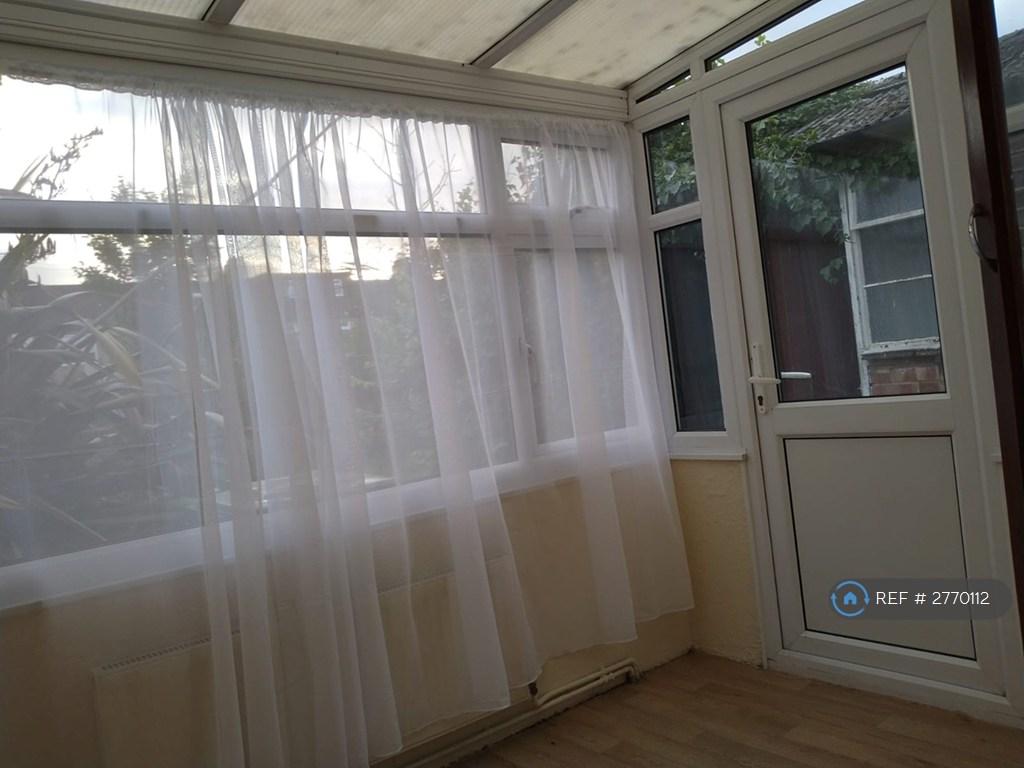 Conservatory Accessible From Kitchen & Garden