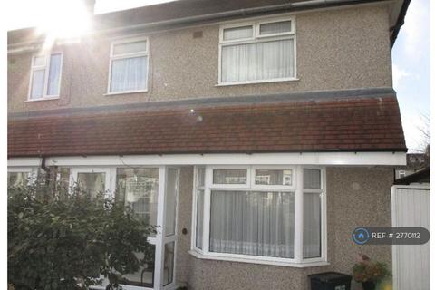 3 bedroom end of terrace house to rent, Cypress Grove, Ilford, IG6