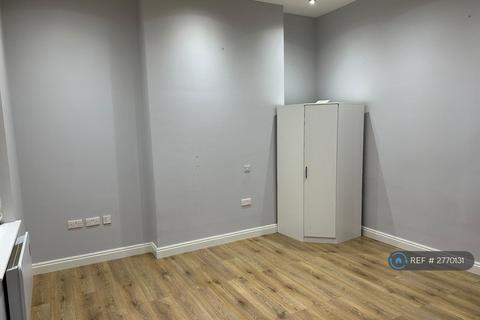 Studio to rent, Fore Street, London, N9