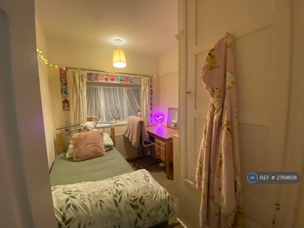 Bedroom 4 Pic 2