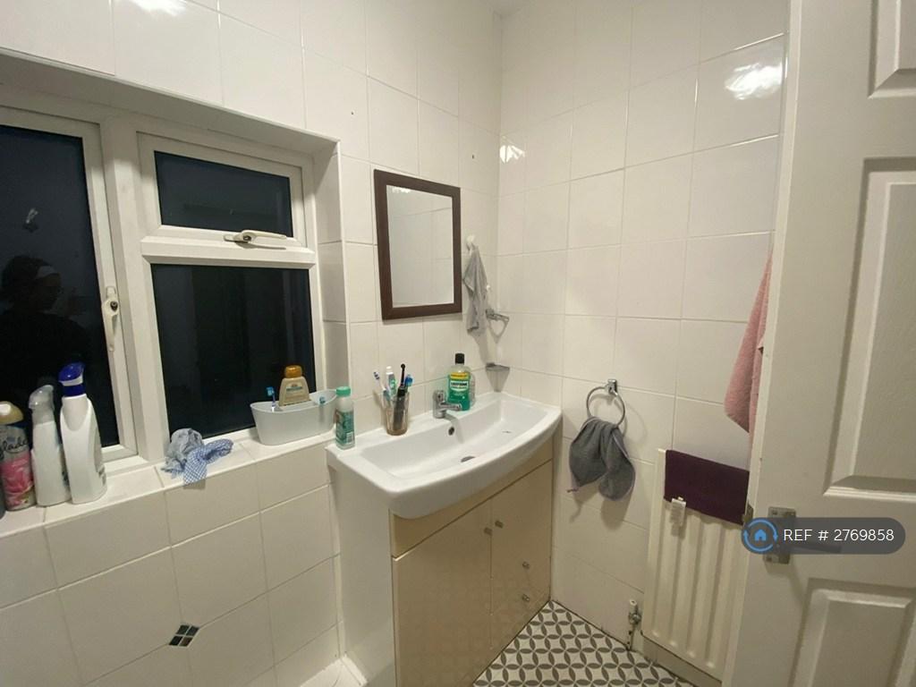Bathroom Upstairs Pic 1