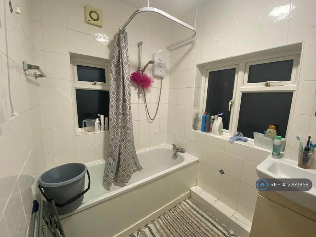 Bathroom Upstairs Pic 2