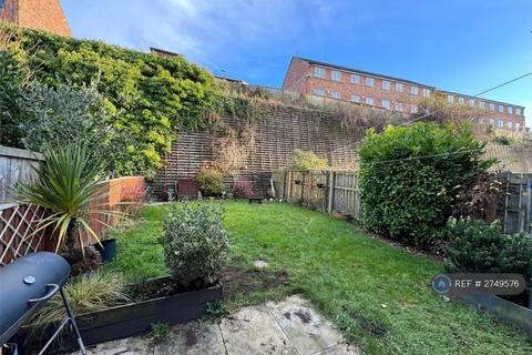 3 bedroom semi-detached house to rent, St Cuthberts Road, Gateshead, NE8