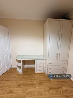 3 bedroom semi-detached house to rent, Pield Heath Road, Uxbridge, UB8