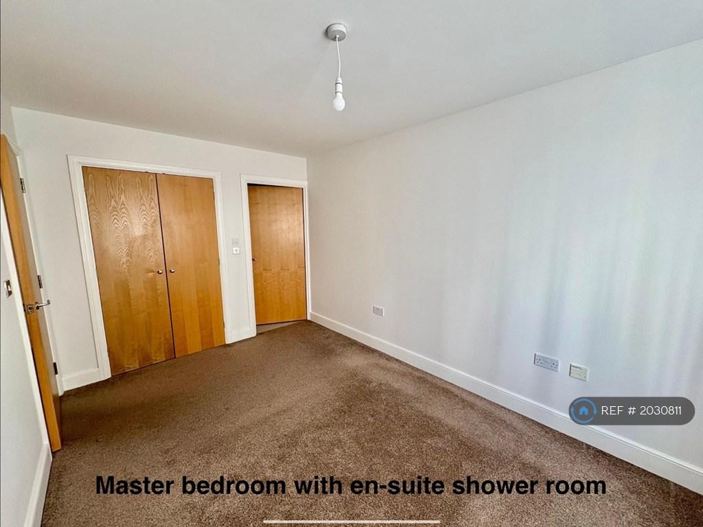 Master Bedroom With En-Suite Shower Room