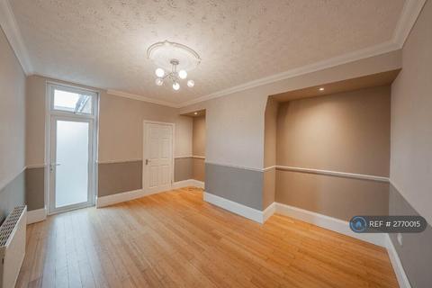 2 bedroom flat to rent, Fern Dene Road, Gateshead, NE8