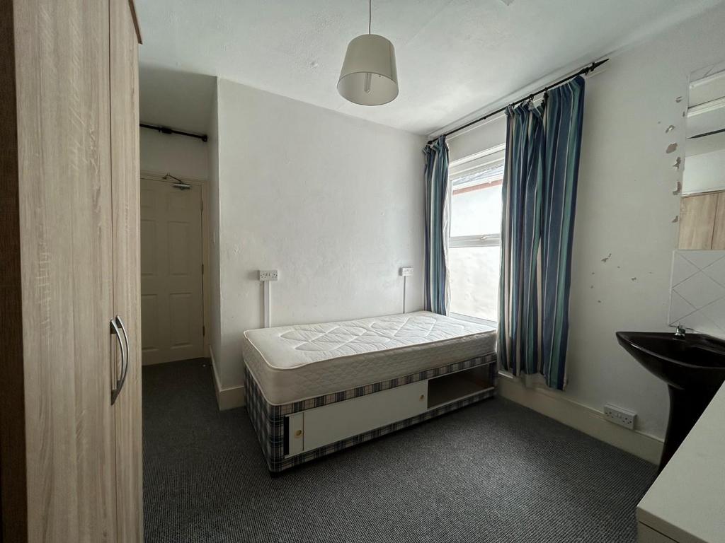 Bedroom 2.JPG