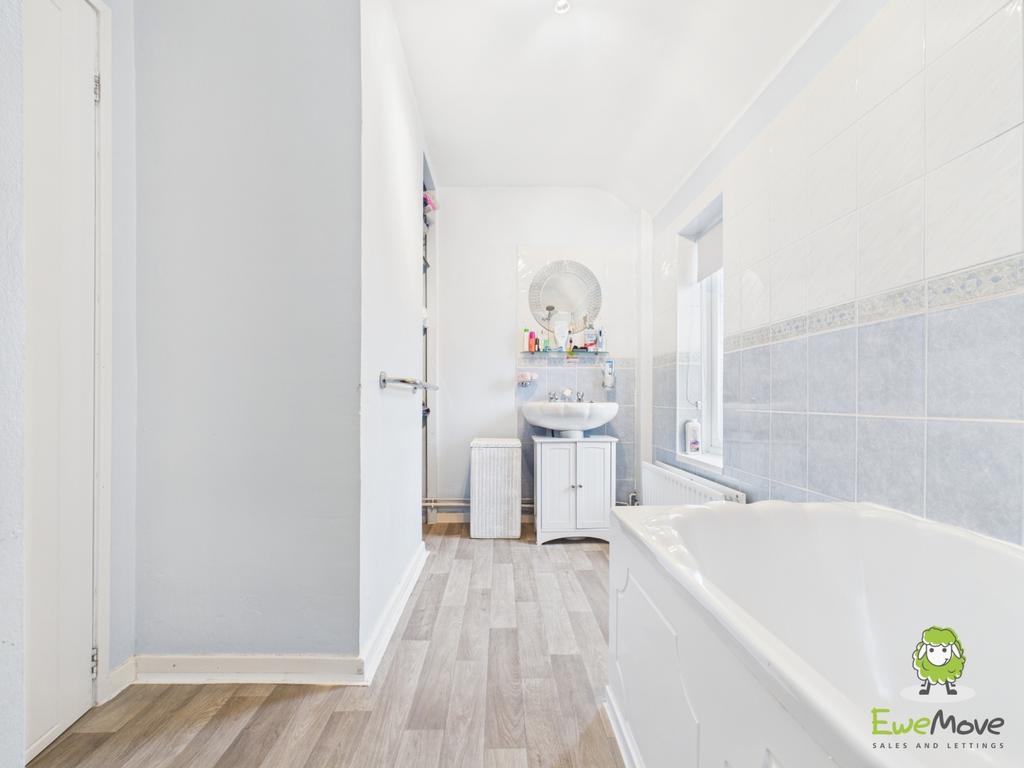 Ewe Move Basingstoke Upton Crescent Bathroom