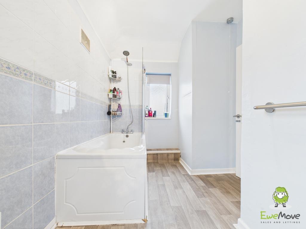 Ewe Move Basingstoke Upton Crescent Bathroom