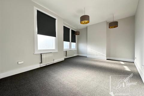 2 bedroom apartment to rent, Manor Road, Gravesend