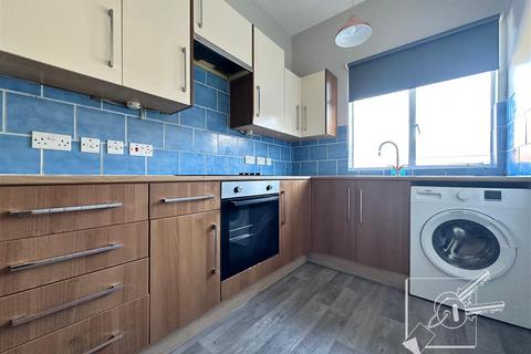 2 bedroom apartment to rent, Manor Road, Gravesend
